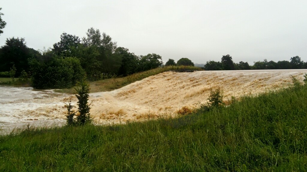 Surverse bassin écrêteur de Buros sur le Luy de Béarn lors de la crue du 12 juin 2018